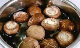 Đừng chỉ dùng nước để rửa nấm đông cô, nó tương đương với việc ăn trứng côn trùng, dạy bạn mẹo loại bỏ hết những thứ bẩn thỉu