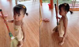 Về quê nội, con gái Mạc Văn Khoa phụ ông bà làm việc nhà nhưng vẫn bày ra gương mặt 'không cảm xúc' 