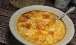 Canh cà chua và trứng: Để làm được những 'bông hoa trứng' đẹp mắt thì các bước là mấu chốt, bạn đã làm đúng chưa?