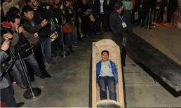 Người xưa sau khi chết tại sao phải đặt trong quan tài, và tại sao phải đóng đinh nắp quan tài?