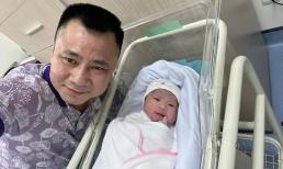 Nghệ sĩ Tự Long đón con thứ ba chào đời