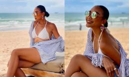 Đoan Trang khoe dáng với trang phục nóng bỏng, thần thái tươi tắn cùng làn da nâu lại càng giúp nữ ca sĩ trở nên nổi bật