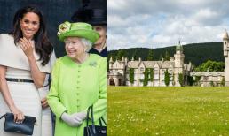 Nữ hoàng tiếp tục mời Harry và Meghan đi nghỉ hè nhưng chi tiết này cho thấy hai vợ chồng vẫn bị cả Hoàng gia 'kỳ thị' 