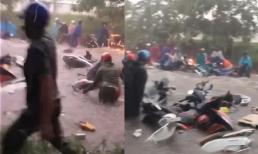 Khoảnh khắc mưa lớn, nước chảy mạnh cuốn nhiều xe máy ở Đồng Nai