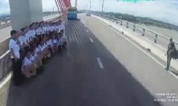 Dàn hàng chụp ảnh trên cầu Cửa Hội, 20 du khách suýt bị xe tải tông trúng