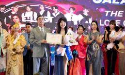 NTK Quỳnh Paris mang 'bữa tiệc' thời trang thịnh soạn chiêu đãi bạn bè năm Châu tại diễn đàn VIKO30