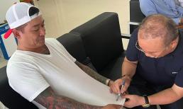 Tuấn Hưng khoe ảnh gặp HLV Park Hang-seo, được ký tặng lên bụng áo và tiết lộ đoạn hội thoại 'cực hài'