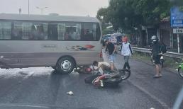 Tài xế bẻ lái tránh người đi xe máy gặp nạn, ô tô khách 'drift' giữa phố