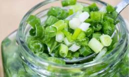 Hành lá mua về nhanh hỏng, ngâm trong nước này rồi bảo quản để vài tháng vẫn xanh tươi