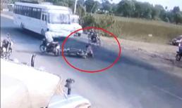 Bị xe buýt cán qua sau khi ngã xuống đường, nam thanh niên thoát chết khó tin 