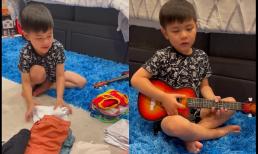 Con trai Đan Trường tự tay xếp quần áo, còn trổ tài vừa đàn vừa hát đúng chuẩn con nhà nòi