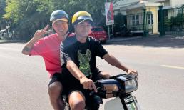 Đoàn Văn Hậu được Hà Đức Chinh chở đi chơi bằng xe máy, dân mạng soi 2 lỗi vi phạm luật giao thông