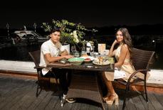 Thủ môn Bùi Tiến Dũng mở tiệc kỉ niệm 2 năm yêu bên vợ Tây