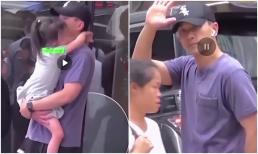 Lưu Khải Uy đón con gái từ trường, Tiểu Gạo Nếp 8 tuổi nép vào vòng tay của bố, trông quá giống Dương Mịch