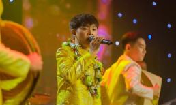 Hồ Văn Cường ngẫu hứng ngân nga một đoạn vọng cổ khiến khán giả vỡ oà