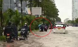 Đường phố Hà Nội ngập thành sông, xe máy ngã dúi dụi mỗi khi ô tô lướt qua