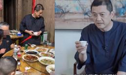 'Quách Tĩnh' Lý Á Bằng lộ diện mạo già nua, tiều tụy khi xuất hiện ở quê giữa lúc đối mặt với nợ nần