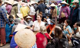 Hoa hậu Bùi Thị Hà phát quà mùa Vu Lan