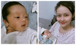 Á hậu Trương Mỹ Nhân hiếm hoi khoe ảnh con gái lúc sơ sinh, tiết lộ ái nữ sinh non nên cô lo lắng đến mức bảo thủ