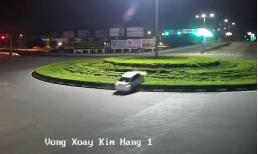 'Xế hộp' mất lái lao thẳng lên giữa bùng binh trong đêm
