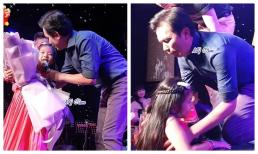 Mạnh Quỳnh bế bổng fan nhí lên sân khấu, lại còn được bé thơm má đầy tình cảm