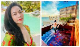 Nhật Kim Anh tắm lộ thiên với đồ bơi cực nóng bỏng khoe vòng 1 căng đầy