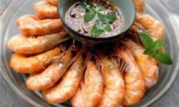 Khi luộc tôm, một số người cho rượu nấu ăn, một số người khác cho gừng lát, đầu bếp chia sẻ cách làm đúng