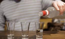 Một số hành động rất kiêng kỵ khi rót rượu trên bàn tiệc, rất dễ bị phản cảm, bạn phải nắm rõ quy tắc rót rượu