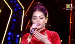 Nữ ca sĩ gây thất vọng khi liên tục hát chênh phô, quên lời trên sóng truyền hình trực tiếp
