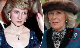 Chiếc vòng cổ kinh điển của Công nương Diana lúc sinh thời đã bị bà Camilla sửa thành ghim cài ngực áo, đeo lần nào bị công chúng mắng lần ấy