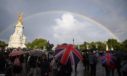 Trước khi Nữ hoàng qua đời, một cầu vồng đã xuất hiện tại Cung điện Buckingham, người dân Anh bày tỏ sự tiếc thương