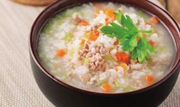 Món cháo này bồi bổ dạ dày, bổ sung chất sắt, giúp hạ huyết áp, có rau và thịt đầy đủ, người già và trẻ em rất thích ăn
