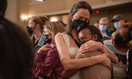 Angelina Jolie ôm chặt con gái, nước mắt chực trào, netizen hoang mang không biết chuyện gì đang xảy ra?