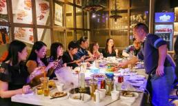 Trong bữa tối công ty, nâng ly chúc mừng như thế nào để được mọi người đánh giá cao? Người thông minh biết 'bốn điểm này'