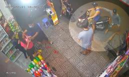 Người đàn ông bị 2 thanh niên dàn cảnh, giật dây chuyền trước cửa hàng bán sữa