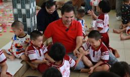 Diễn viên, MC Đức Tiến gác lại công việc tại Mỹ, về Việt Nam đón Tết Trung thu cùng trẻ em mồ côi