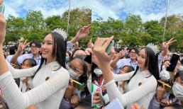 Á hậu Bảo Ngọc diện áo dài nền nã về thăm trường cũ, còn được fans vây kín 