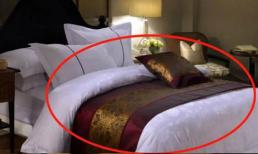 Tại sao có một mảnh vải ở cuối giường khi ở trong khách sạn? Người dọn dẹp: Loại vải này có nhiều công dụng