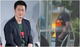 Bị nát khớp gối, Ngô Kinh phải chống nạng đi lại