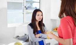 Giật mình khi thấy chị giúp việc khoác tay trai đẹp bước vào nhà hàng