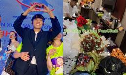 Lâu ngày mới đi diễn lại, Hồ Văn Cường được fans mặc áo FC vây kín, còn tặng hẳn quà cực khủng