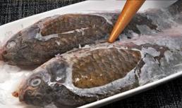 Khi rã đông cá, nhớ đừng ngâm trong nước, người bán cá đã dạy tôi một mẹo để rã đông nhanh, giống như cá sống