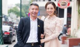 Nghệ sĩ Công Lý tự mình đi từ trên nhà xuống sảnh để lên xe đến nhà hát họp, vợ lén theo sau quan sát