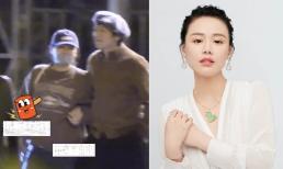 'Ảnh hậu' Mã Tư Thuần bị lộ bụng to 'lùm lùm' như mang bầu 5 tháng, đi lại phải nhờ bạn trai đỡ?