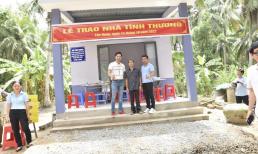Diễn viên Đoàn Minh Tài về quê hương trao nhà tình thương cho dân nghèo