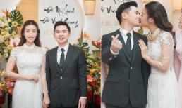 Lễ ăn hỏi của Hoa hậu Đỗ Mỹ Linh và thiếu gia Đỗ Vinh Quang: Cô dâu chú rể 'khóa môi' ngọt ngào