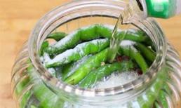 Đổ bia ớt vào thì tuyệt cú mèo, chắc bạn chưa từng ăn, chua chua, cay cay, giòn giòn có thể ăn liền sau 3 ngày