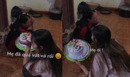 Mẹ òa khóc nức nở khi được con gái tặng bánh kem, lý do phía sau khiến dân mạng rưng rưng 