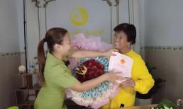 Quỳnh Trần JP gây choáng khi tặng mẹ bó hoa lớn kết bằng tiền 500 ngàn đồng và 2 sổ đỏ