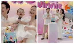 Con gái Đông Nhi tấu hài trong tiệc sinh nhật 2 tuổi: Giành micro của ba, nói một câu lụi tim